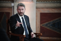 Ανδρουλάκης για στεγαστικό: «Πάγωμα» golden visa και 15.000-20.000 σπίτια για μακροχρόνια μίσθωση