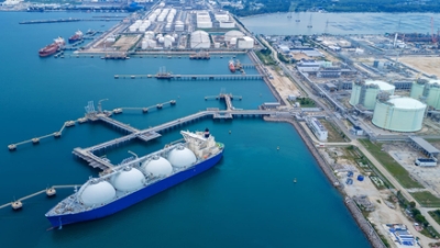 LNG: Τα μακροχρόνια συμβόλαια κινδυνεύουν να είναι ακριβότερα από την αγορά spot λόγω υπερπροσφοράς