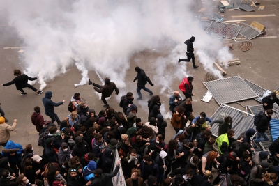 Οι μαζικές διαδηλώσεις στην Γαλλία προκαλούν 