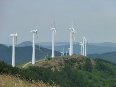 «Μπλόκο» του ΥΠΕΝ στην επένδυση των Σαουδαράβων στα Γεράνεια – Γιατί απορρίφθηκε το mega αιολικό των 204 MW