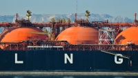 LNG: Μείωση 1,5% στην παγκόσμια προσφορά τον χειμώνα – Βελτιώνονται οι εκτιμήσεις για τα αποθέματα της ΕΕ