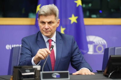 Διαδικτυακή απάτη: Νέα παρέμβαση Φαραντούρη και 55 ευρωβουλευτών κατά Meta, Google, Χ, Τik tok