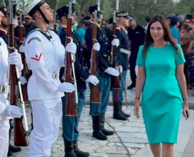 Η Σοφία Ζαχαράκη στον Ιερό Βράχο του Αρείου Πάγου για τον εσπερινό Πέτρου και Παύλου