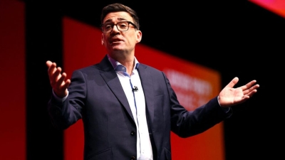 O Burnham βάζει στο τραπέζι τους δασμούς στα κινεζικά ηλεκτρικά – Η δύσκολη ισορροπία με την ΕΕ (Times)