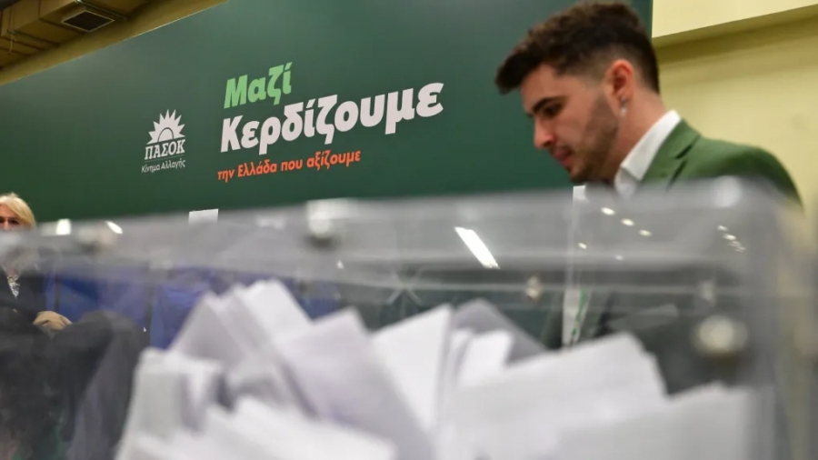 ΠΑΣΟΚ κατά Τσίπρα: Από το «Μητσοτάκης ή χάος» στο «Τσίπρας ή χάος» - Σφοδρή επίθεση για 13η σύνταξη και κυβερνητικές συνεργασίες