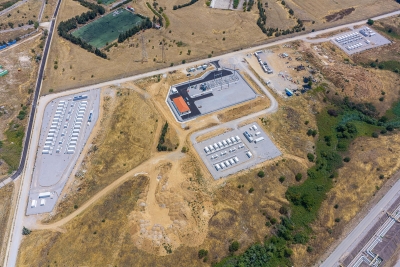 HELLENiQ ENERGY: Σε λειτουργία το πρώτο έργο αποθήκευσης ηλεκτρικής ενέργειας 100 MW