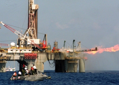 Ασανσέρ το αργό, υποχώρησε ξανά μετά την άνοδο κάτω από τα 105 δολάρια - Ο «σκιώδης στόλος» και το ντίζελ